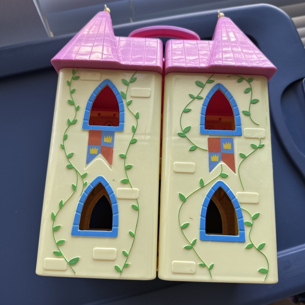 2003 Peppa Pig's Princess Castle Deluxe Playset ONLY NO Figures Furniture